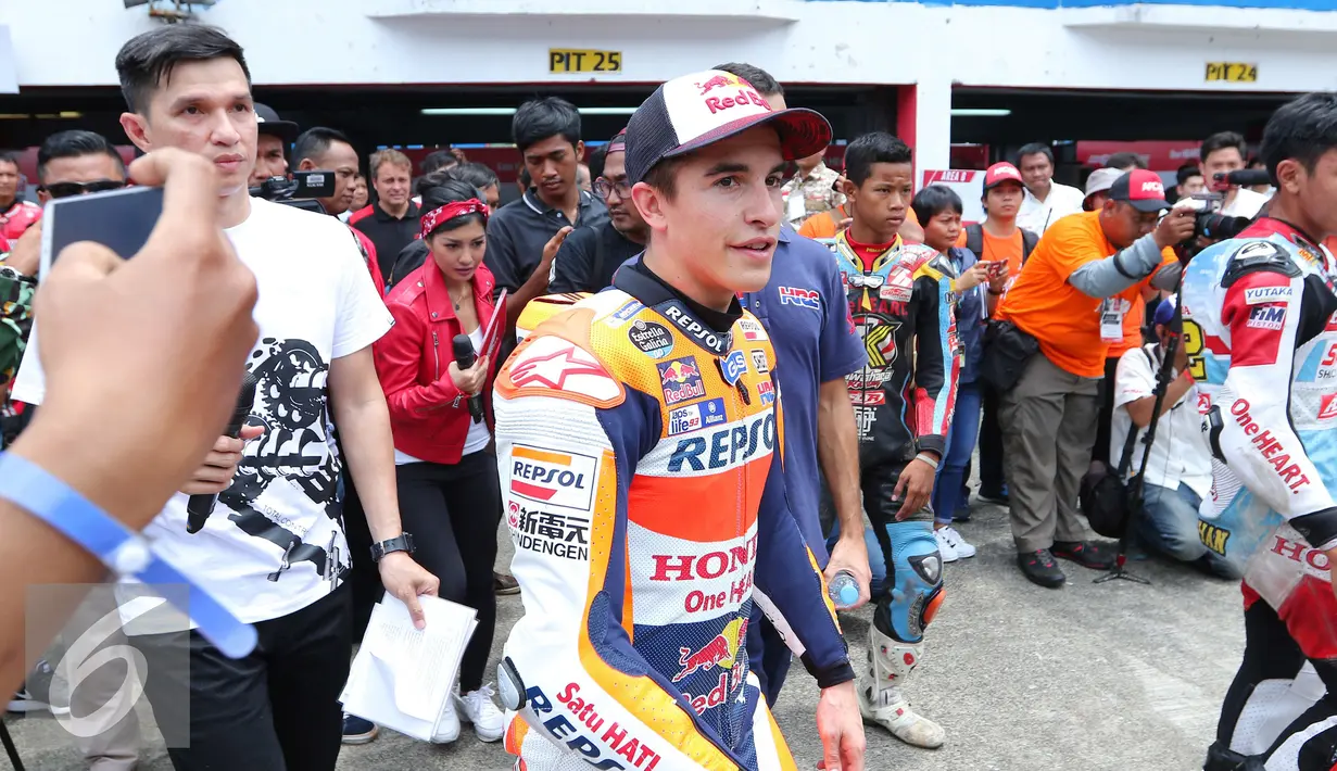 Marc Marquez saat berada di sirkuit Sentul untuk memberikan coaching clinic, Jawa Barat, Selasa (25/10). Marquez tiba di Indonesia sejak Senin malam 24 Oktober 2016, tanpa didampingi rekannya, Dani Pedrosa (Liputan6.com/Angga Yuniar)