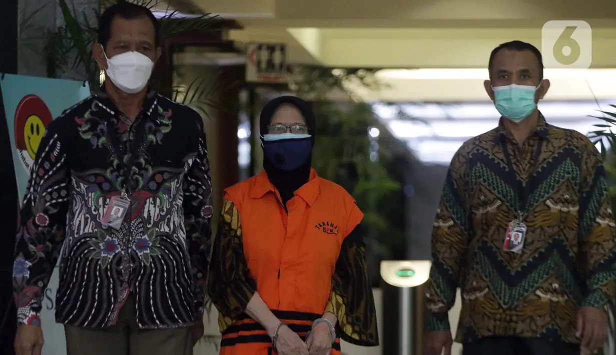 Andririni Yaktiningsasi (tengah) usai menjalani rilis penetapan penahanan di Gedung KPK, Jakarta, Jumat (3/9/2021). Andririni Yaktiningsasi merupakan tersangka dugaan korupsi terkait pengadaan pekerjaan jasa konsultasi di Perum Jasa Tirta II tahun 2017. (Liputan6.com/Helmi Fithriansyah)
