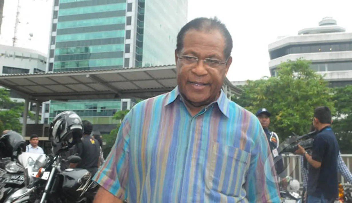 Mantan Gubernur Provinsi Papua, Barnabas Suebu berjalan usai diperiksa di Gedung KPK, Jakarta, Kamis (12/2). Barnabas diperiksa sebagai saksi untuk tersangka Lamusi Didi. (Liputan6.com/Herman Zakharia)