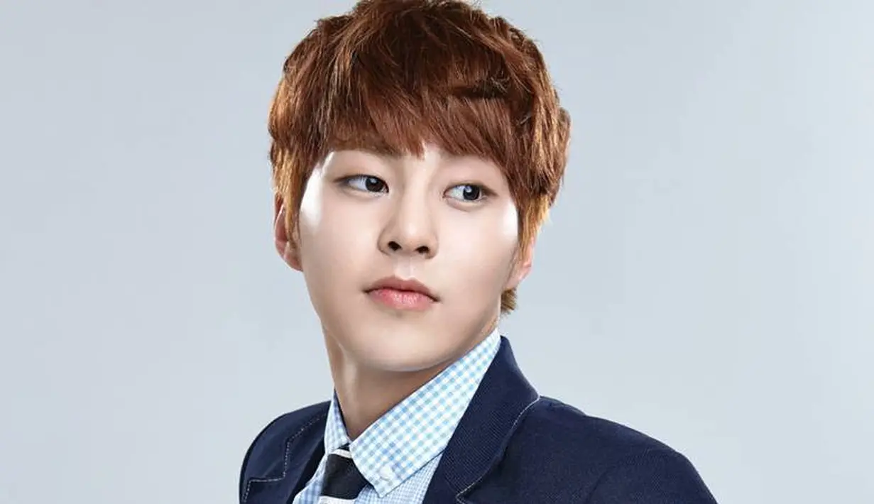Pada 2013, Xiumin EXO bergabung dengan tim Korea dan bertanding dengan Park Ji Sung. Ia juga memperlihatkan kemampuannya di Idol Star Athletics Championships. (Foto: Soompi.com)