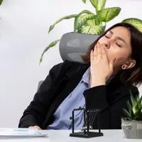 Wanita yang ngantuk saat kerja di kantor (Foto dok : Freepik/KamranAydinov).