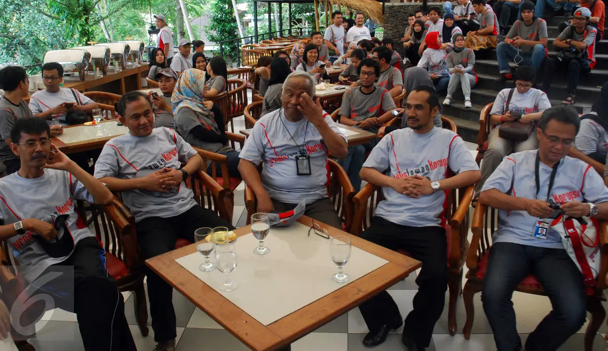 Ketua nonaktif KPK Abraham Samad (kedua kanan) dan Taufiqurahman Ruki (tengah) berbincang pada acara Media Gathering di Bogor, (20/11). Acara tersebut sekaligus perpisahan dengan Para ketua dan mantan ketua kpk non aktif. (Liputan6.com/Helmi Afandi)