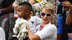 Istri Blaise Matuidi, Isabelle bersama anak bungsunya. (AFP/Odd Andersen)