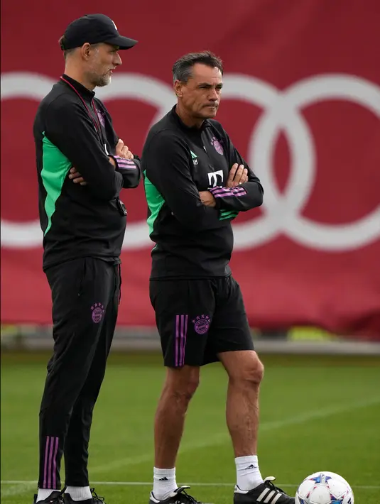 Pelatih kepala Bayern Thomas Tuchel (kiri) bersama asistennya Arno Michels mengawasi tim saat sesi latihan di Munich, Jerman, Selasa, 19 September 2023. (AP Photo/Matthias Schrader)