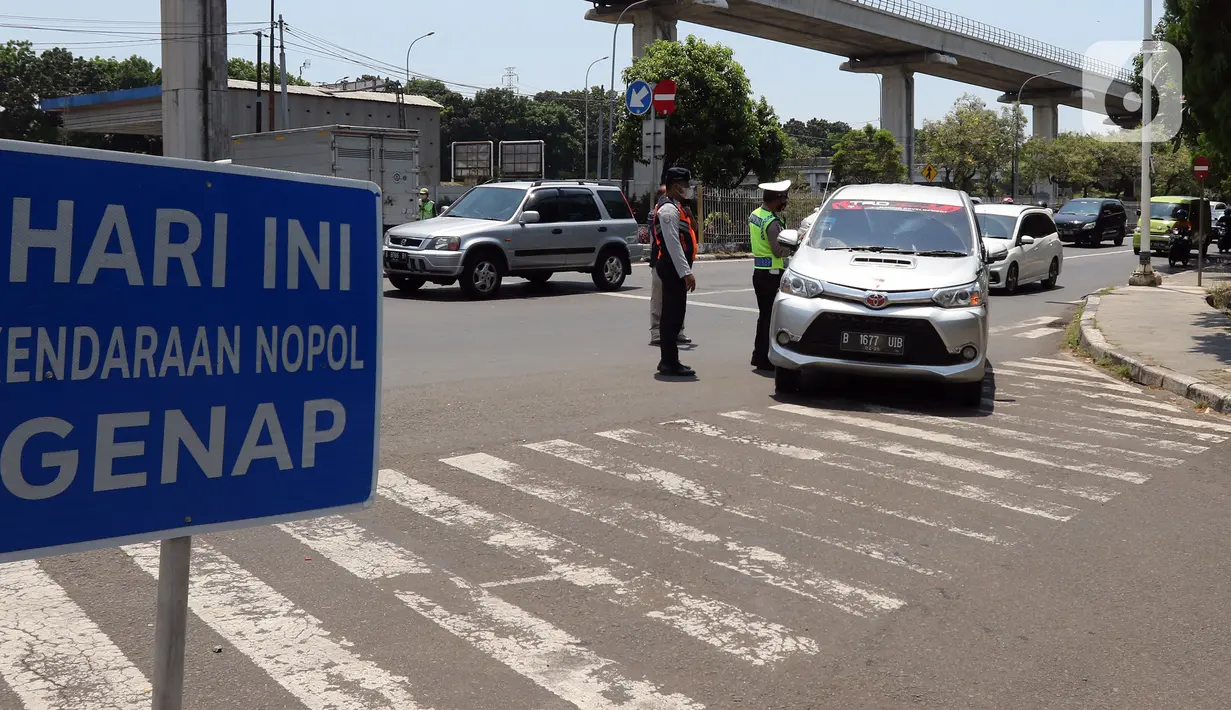 Polisi memberhentikan kendaraan saat pengendalian mobilitas ganjil genap untuk pengunjung TMII di Jalan Pintu 1 TMII, Jakarta, Sabtu (18/9/2021). Polda Metro Jaya memberlakukan pembatasan mobilitas warga dengan sistem ganjil genap pada TMII dan Taman Impian Jaya Ancol. (Liputan6.com/Herman Zakharia)