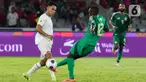 Pemain timnas Indonesia, Marselino Ferdinan (kiri) berebut bola dengan Saud Abdulhamid (Arab Saudi) dalam pertandingan keenam Grup C pada putaran ketiga Kualifikasi Piala Dunia 2026 zona Asia di Stadion Gelora Bung Karno (GBK) Jakarta, Selasa (19/11/2024). (Liputan6.com/Herman Zakharia)