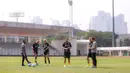 Tiga legenda Borussia Dortmund, Paul Lambert (kedua kiri), Marcel Schmelzer (tengah), Joerg Heinrich (kedua kanan) berdiskusi sebelum memberikan coaching clinic kepada siswa Papua Football Academy di Stadion Madya, Senayan, Jakarta, Jumat (08/09/2023). (Bola.com/Bagaskara Lazuardi)