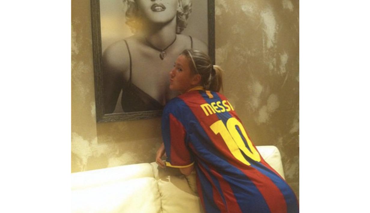 Selain menyukai tenis Victoria Azarenka juga menyukai sepak bola dan Lionel Messi menjadi idolanya bersama Barcelona. (Bola.com/Instagram victoria)