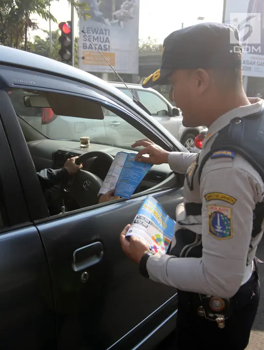 Petugas Dishub DKI membagikan selebaran untuk mensosialisasikan perluasan ganjil genap di kawasan Tomang, Jakarta, Senin (2/7). Sosialisasi dimulai hingga 31 Juli dan pemberlakuan secara penuh rencananya per Agustus mendatang. (Liputan6.com/Arya Manggala)