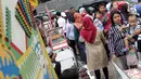 Pengunjung memadati Kawasan Setu Babakan, Jakarta, Minggu (23/6/2019). Ribuan warga memadati kawasan Setu Babakan untuk berwisata dan menyaksikan beragam acara dalam rangka perayaan HUT ke-492 Jakarta. (Liputan6.com/Helmi Fithriansyah)