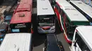 Suasana di Jalan Medan Merdeka Timur saat dipadati puluhan bus yang mengangkut buruh, Jakarta, Selasa (1/5). Berdasarkan data kepolisian, sekitar 30 ribu buruh melakukan aksi May Day 2018 di Jakarta. (Liputan6.com/Arya Manggala)