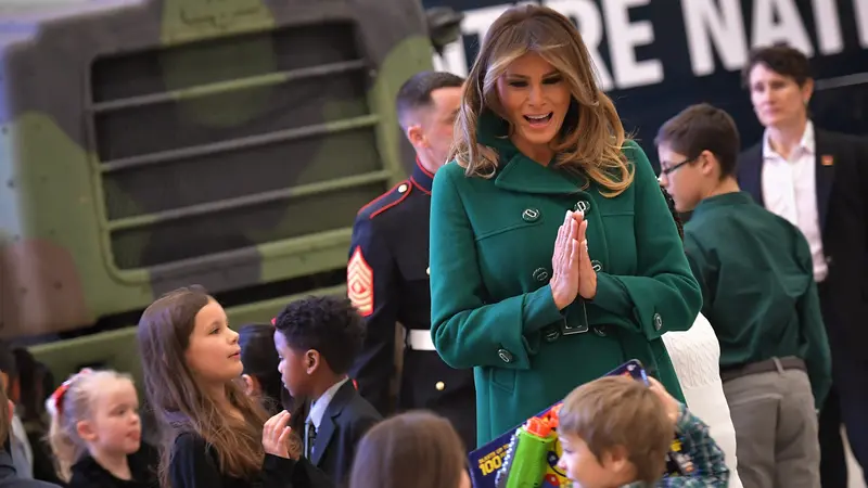 Sambut Natal, Begini Gaya Melania Trump Saat Bermain dengan Anak-Anak di Toys For Tots