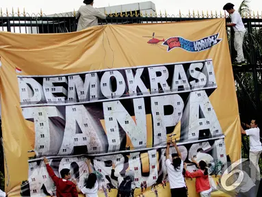 Aktivis Indonesia Corruption Watch (ICW) memperingati Hari Anti Korupsi Sedunia, Jakarta, Selasa (9/12/2014). (Liputan6.com/Faizal Fanani)