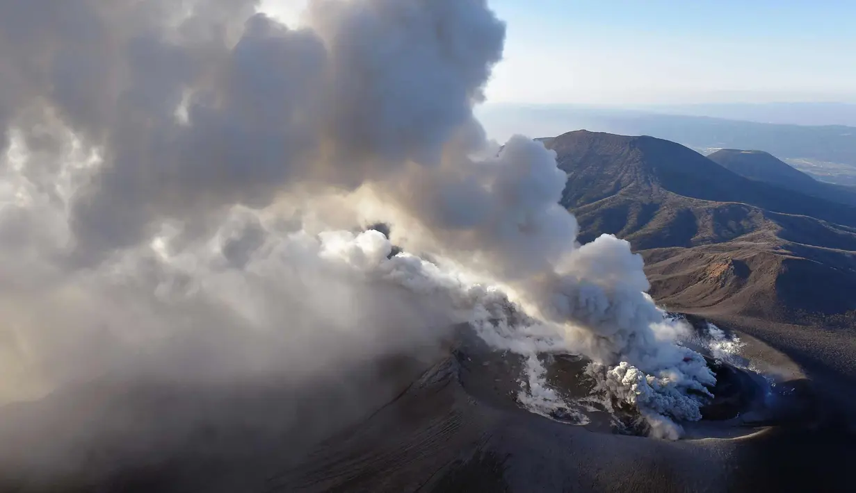Gumpalan abu tebal terlihat akibat letusan Gunung Shinmoedake di Kirishima, Jepang selatan, (6/3). Badan Meteorologi Jepang mengatakan gunung tersebut meletus beberapa kali dan mengeluarkan abu dan asap sampai 2.300 meter (7.500 kaki). (Kyodo News via AP)
