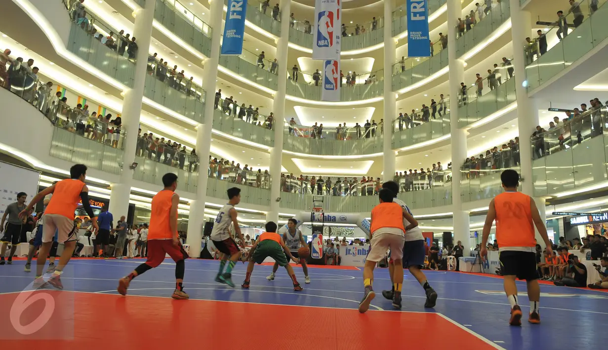 Peserta National Training Camp Jr.NBA Indonesia 2015 mengikuti pelatihan di Jakarta, Minggu (30/8/2015). Kegiatan tersebut untuk mempopulerkan olahraga basket di Indonesia yang merupakan bagian dari Jr.NBA Cares. (Liputan6.com/Herman Zakharia)