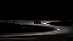 Siluet mobil pebalap Toro Rosso, Max Verstappen, saat beraksi dalam hari ketiga tes pramusim F1 di Sirkuit Catalunya, Barcelona, Spanyol, (3/3/2016). (AFP/Josep Lago)