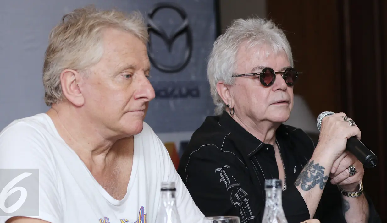 Grup musik Air Supply saat jumpa pers di kawasan Sudirman, Jakarta, Rabu (1/3). Sebelumnya penampilan grup musik soft rock asal Australia Air Supply ini sempat tertunda pada bulan Desember lalu. (Liputan6.com/Herman Zakharia)
