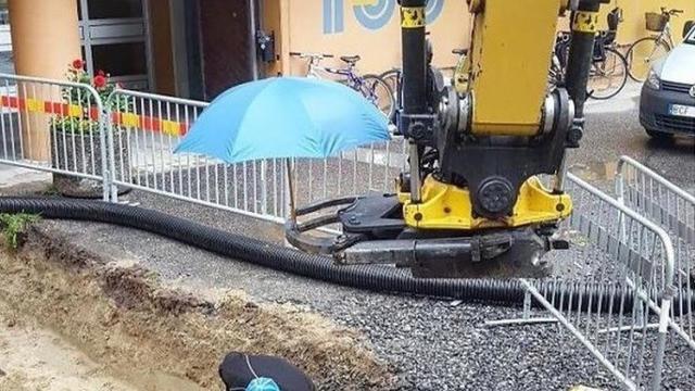 6 Kelakuan Tukang Bangunan saat Melindungi Diri Ini Nyeleneh Banget