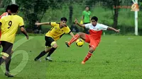 Pemain Persija Jakarta Egi Melgiansyah (kanan) saat latihan (Liputan6.com/Helmi Fithriansyah).