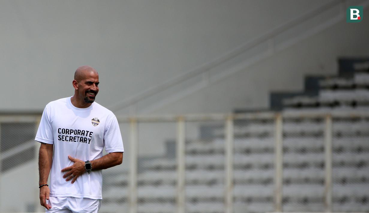 Legenda sepak bola Argentina, Juan Sebastian Veron bermain pada acara puncak BRImo Future Garuda yang bertajuk FOURFEO Mini Tournament di Stadion Madya, Jakarta, Kamis (01/06/2023). (Bola.com/Bagaskara Lazuardi)