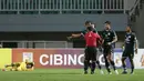 Berawal dari gol kontroversial yang dicetak oleh pemain Dewa United, Dwi Raffi Angga. Sebelum terjadinya gol, sang pemain sempat membuat bek dan kiper PSMS terjatuh. (Bola.com/Ikhwan Yanuar)