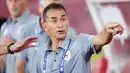 Pelatih Timnas Indonesia U-23, Gerald Vanenburg memberikan arahan kepada pemainnya dalam laga Grup A Piala AFF U-23 2025 di Stadion Utama Gelora Bung Karno (SUGBK), Senayan, Jakarta, Selasa (15/07/2025). (Bola.com/M Iqbal Ichsan)