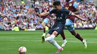 Son Heung-min menendang bola yang membuahkan gol bagi kemenangan 5-1 Tottenham atas Burnley dalam pertandingan pekan keempat Liga Inggris 2023/2024 yang berlangsung di Turf Moor, Sabtu (2/9/2023). Tiga gol yang dicetak Son Heung-min ke gawang Burnley membuta dirinya telah mengoleksi empat hattrick dalam kariernya di Premier League. (AFP/Paul Ellis)