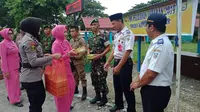 Emak-emak Bhayangkari berbagi takjil berbuka kepada para petugas yang melaksanakan operasi ketupat 2019 di Kepulauan Selayar (Liputan6.com/ Eka Hakim)