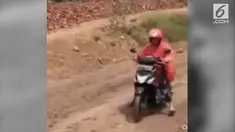 Sebuah moge mahal tak bisa melintasi lintasan lumpur hingga harus dibantu beberapa orang. Saat bersamaan, sebuah motor matik malah bisa melahap jalur dengan lancar.