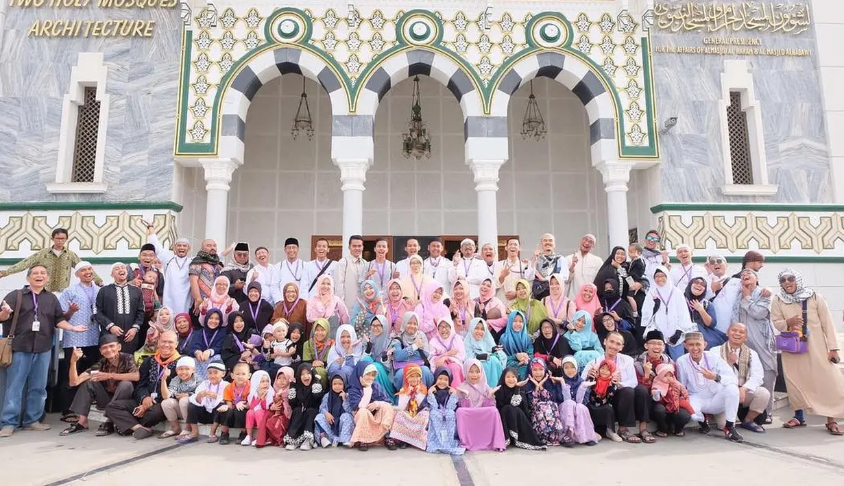 Tidak hanya dengan keluarga kecil, Irfan Hakim melaksanakan ibadah umrah dengan keluarga besarnya. (Foto: instagram.com/irfanhakim75)