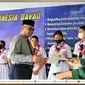 Konsul Jenderal RI Davao City, Filipina Achmad Djatmiko memberikan piagam penghargaan kepada 42 siswa-siswi dan 3 guru Sekolah Indonesia Davao (Kemlu RI).