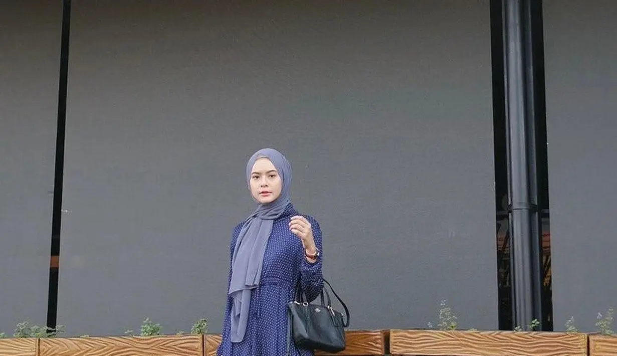 Padu Padan Baju Biru Dongker 1