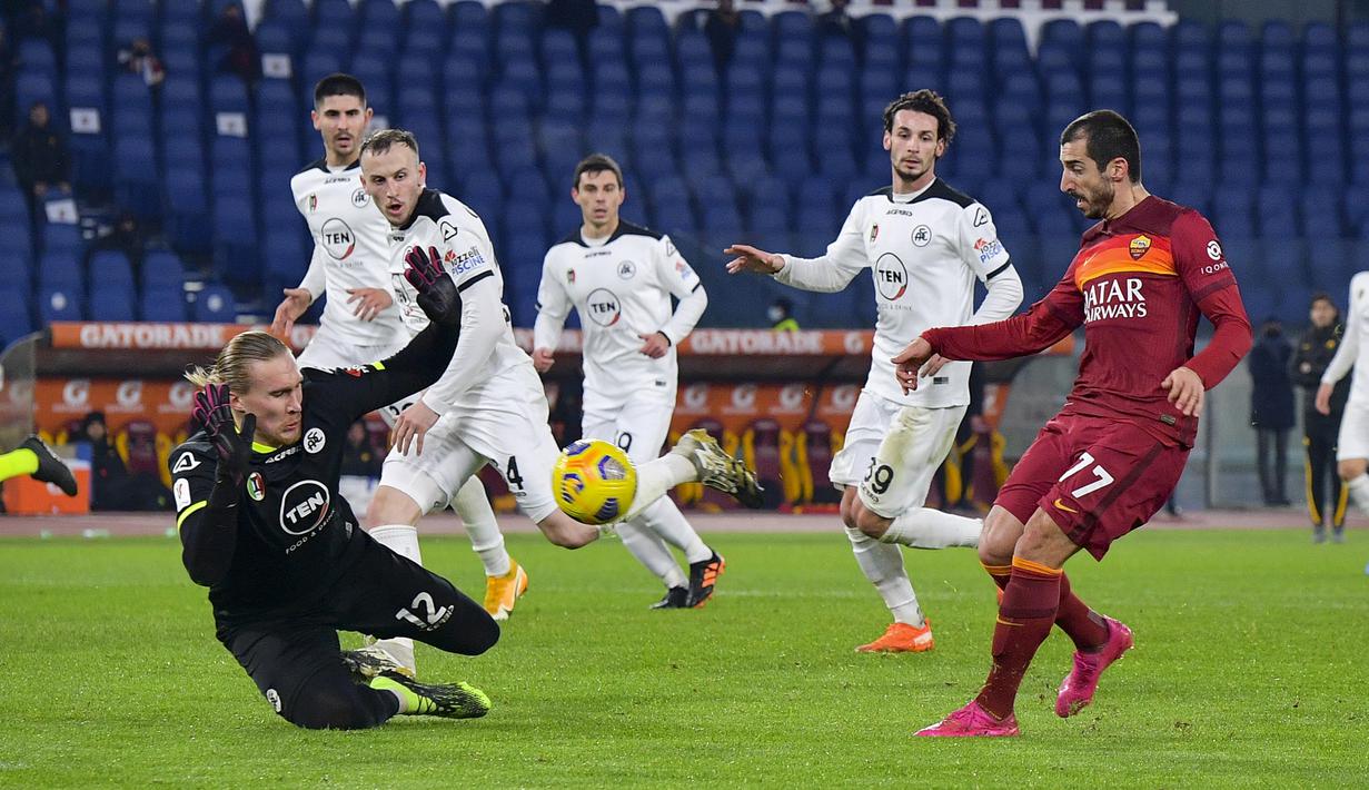 Gelandang AS Roma, Henrikh Mkhitaryan (kanan) mencetak gol penyeimbang 2-2 ke gawang Spezia dalam laga babak 16 besar Coppa Italia 2020/21 di Olimpico Stadium, Roma, Selasa (19/1/2021). AS Roma kalah 2-4 (2-2) dari Spezia melalui extra time. (LaPresse via AP/Fabio Rossi)