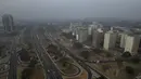 Asap dari kebakaran hutan membubung di atas kota di tengah cuaca kering di Brasilia, Brasil, Senin pagi (26/8/2024). (AP Photo/Eraldo Peres)