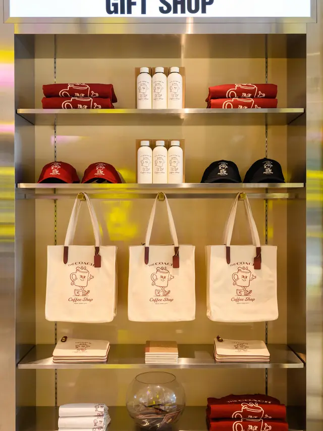 Kemewahan Mode Lewat Secangkir Kopi di Coach Coffee Shop Permanen, Singapura