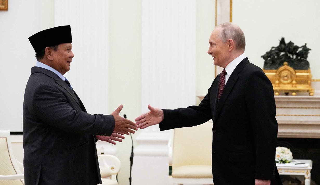 Di Rusia, Presiden Prabowo Subianto melakukan pertemuan bilateral dengan Presiden Rusia Vladimir Putin. Tampak dalam foto, Presiden Republik Indonesia, Prabowo Subianto (kiri) berjabat tangan dengan Presiden Rusia Vladimir Putin saat pertemuan mereka di Istana Senat Kremlin, Moskow pada Rabu 10 Desember 2025. (Alexander Zemlianichenko/POOL/AFP)