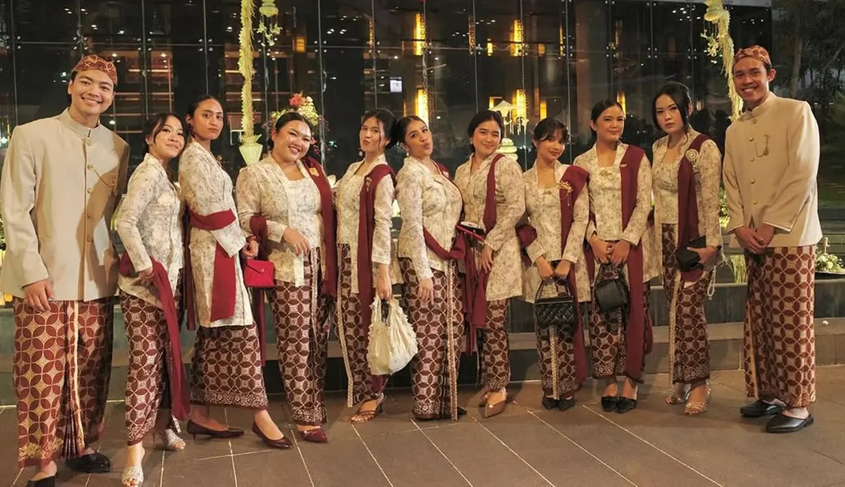 Pada acara akad nikah, Adira tampil anggun dalam balutan kebaya modern dengan rok batik. Kombinasi ini memberikan kesan tradisional namun tetap modern dan stylish. Ia terlihat sangat cantik dan menawan saat berdiri sejajar dengan para bridesmaid lainnya. (Liputan6.com/IG/@adirakania)