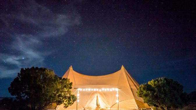 Ilustrasi tenda pengungsi. (dok. Cindy Chen/Unsplash.com)