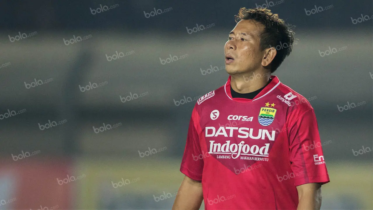 Kiper Persib, I Made Wirawan, saat melawan Sriwijaya FC pada laga Torabika Soccer Championship 2016 di Stadion Si Jalak Harupat, Bandung, Sabtu (30/4/2016). (Bola.com/Vitalis Yogi Trisna)