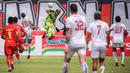 <p>Penjaga gawang Persija Jakarta, Andritany Ardhiyasa (tengah),&nbsp;berebut bola dengan Arema FC,&nbsp;Gustavo Almeida, dalam pertandingan pekan kesembilan BRI Liga 1 2023/2024 yang berlangsung di Stadion Patriot Candra Bhaga, Bekasi, Minggu (20/9/2023). (Bola.com/Bagaskara Lazuardi)</p>