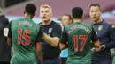 Pelatih Aston Villa, Dean Smith dan John Terry saat melawan West Ham United pada laga Premier League di Stadion London, Minggu (26/7/2020). Kedua tim bermain imbang 1-1. (Andy Rain/Pool via AP)