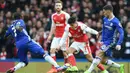 Penyerang Arsenal, Alexis Sanchez, berusaha melewati hadangan gelandang Chelsea, N'Golo Kante. Meski kalah Arsenal lebih menguasai jalannya laga berdasarkan penguasaan bola yang mencapai 58,5 persen. (EPA/Andy Rain)