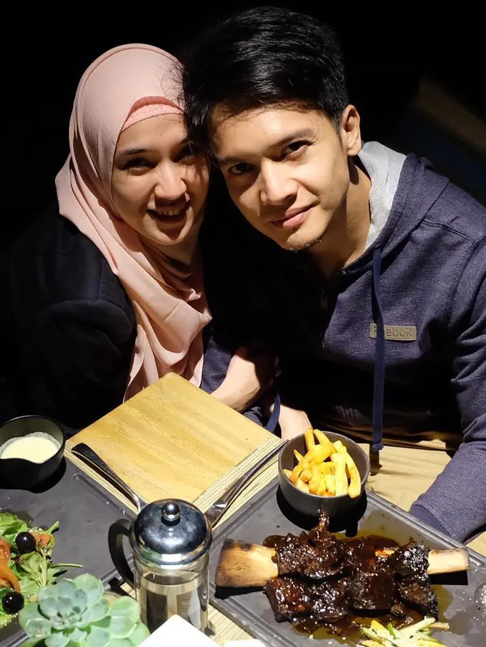 [Bintang] Jarang Terekspos, Ini 8 Potret Romantis Dimas Seto dan Dhini Aminarti