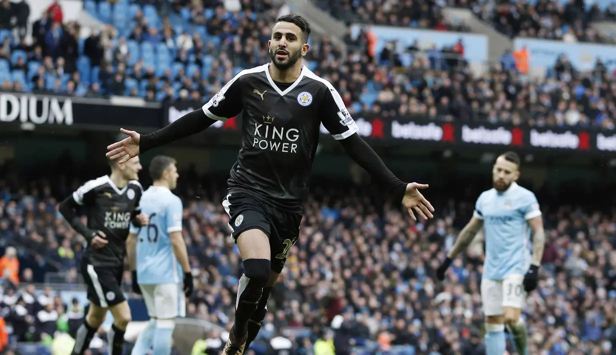 Gelandang Leicester City asal Algeria,  Riyad Mahrez  muncul sebagai pemain dengan assists terbanyak kedua setelah Mesut Ozil di Liga Premier Inggris dengan jumlah 10 assists. (AFP/Adrian Dennis)