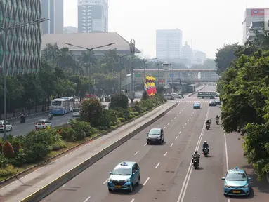 Sejumlah pengendara kendaraan bermotor melintasi Jalan MH Thamrin, Jakarta, Kamis (27/6/2019). Adanya rekayasa lalu lintas di sejumlah titik terkait sidang putusan Mahkamah Konstitusi menyebabkan jalan protokol di pusat kota itu lebih lengang dibanding hari biasa. (Liputan6.com/Immanuel Antonius)