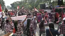 Sejumlah pendukung Basuki Tjahaja Purnama atau Ahok memadati sekitar area sidang di Kementerian Pertanian, Jakarta, Selasa (25/4). Dalam Sidang yang beragendakan pembacaan pledoi peserta tetap setia dan semangat sambil berjoget.(Liputan6.com/Helmi Afandi)
