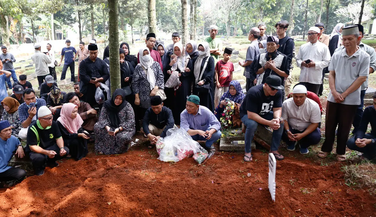 Kepergian Taufik Lala mengejutkan banyak pihak. Menurut keluarga, sebelum meninggal dunia, komedian itu menderita asal lambung  sudah cukup lama. [Foto: Bayu Herdianto/KapanLagi.com]