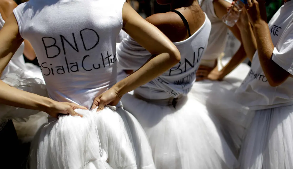 Anggota balet nasional Argentina mengenakan kaos dengan pesan yang dibaca dalam bahasa Spanyol: "Ya untuk budaya" memprotes keputusan mengurangi dana bagi perusahaan tari yang dikelola negara di Buenos Aires, Argentina, (1/2). (AP Photo/Natacha Pisarenko)