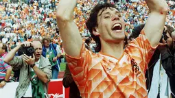 1. Marco Van Basten, striker legendaris Belanda itu dilatih Cruyff saat menukangi Ajax musim 85/86 hingga 86/87. Bersama Cruyff, Basten berkembang menjadi bomber haus gol dan diboyong klub raksasa asal Italia, AC Milan, pada tahun 1987. (AFP/Staff)