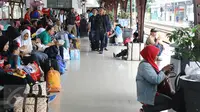 Suasana di Stasiun Senen jelang malam natal, Jakarta, Sabtu (24/12). PT Kereta Api Indonesia akan menambahkan 11 gerbong dari tanggal 23 Desember 2016 sampai 11 Januari 2017. (Liputan6.com/Herman Zakharia)